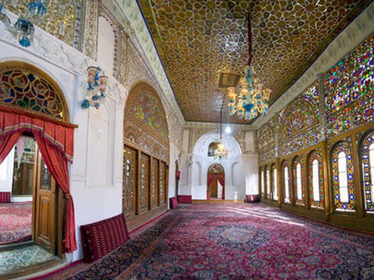 حضور جنجالی زن بی‌حجاب در حسینیه قزوین | واکنش‌ها به این هتک حرمت