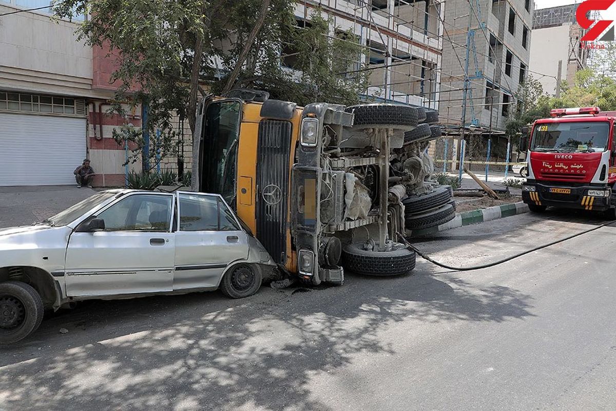حادثه عجیب واژگونی میکسر حمل بتن بر روی پراید + تصویر