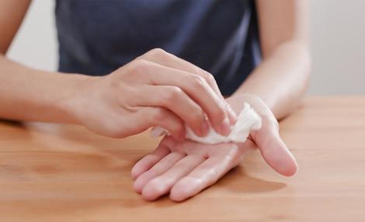 کف دستت عرق میکنه؟ بیا تا بگم چیکار کنی | از علل تا راه حل های خانگی